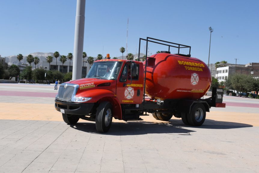 Grupo Simsa dona camión al cuerpo de bomberos de Torreón